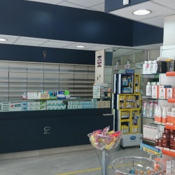 Farmacia con cassettiere frontali